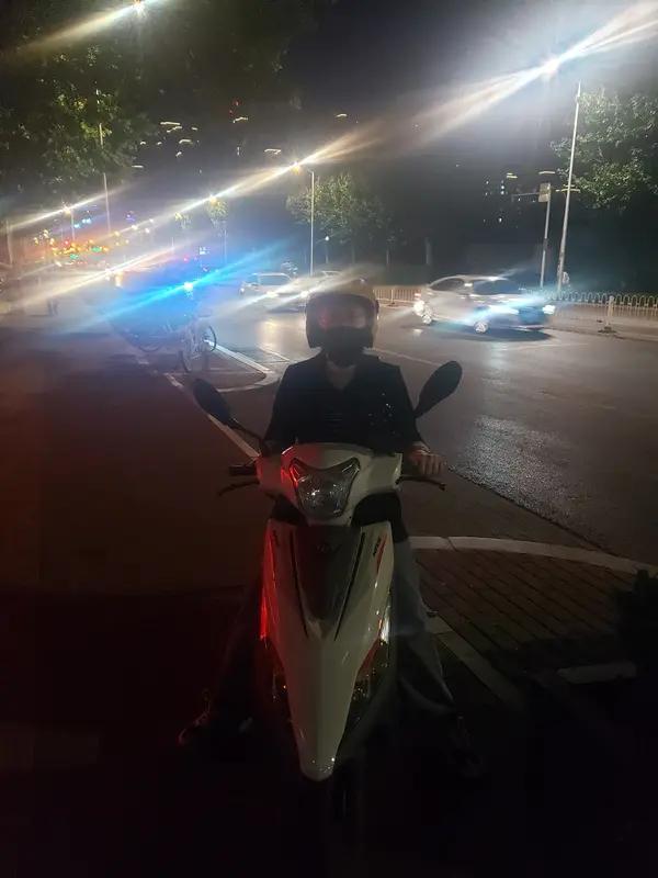 这事儿听着就让人闹心。王某和傅某跟着杨某去喝酒，喝完到洱海边醒酒，结果杨某游泳时