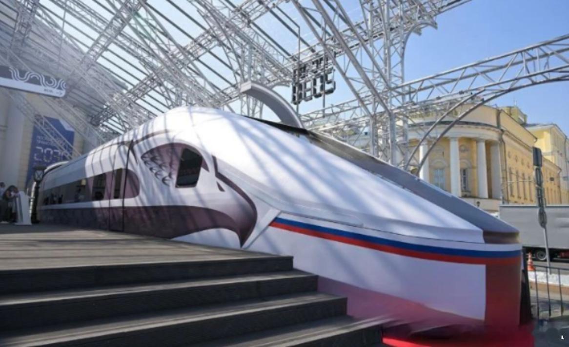 俄乌冲突 俄罗斯乌拉尔机车厂自行设计制造的“白隼”高速列车首批车厢正在组装，该列