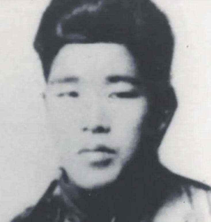 1943年深秋，王老汉半夜被窸窣声惊醒，睁眼一瞧，竟是个鬼子兵趴在他窗台，塞进一