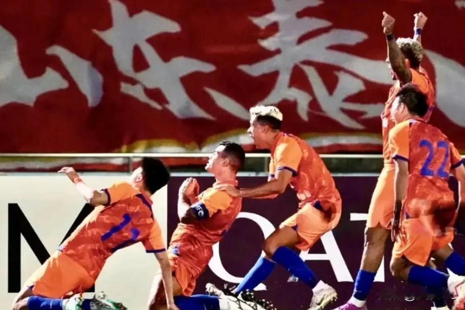 都在盼望和诅咒泰山队要被罚分降级的时候，让泰山队球迷突然想起了于洪臣的那句“玩不