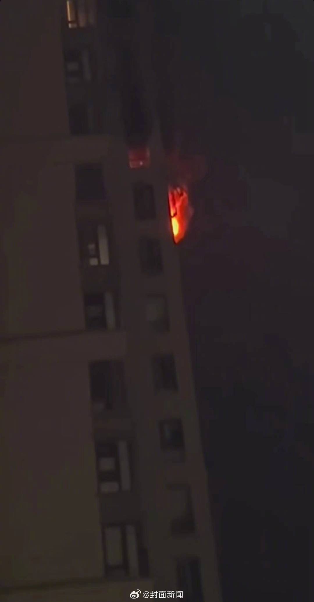 【#江西一小区发生燃气爆炸致1伤# 伤者家属：“已下2次病危通知书”】#江西燃气