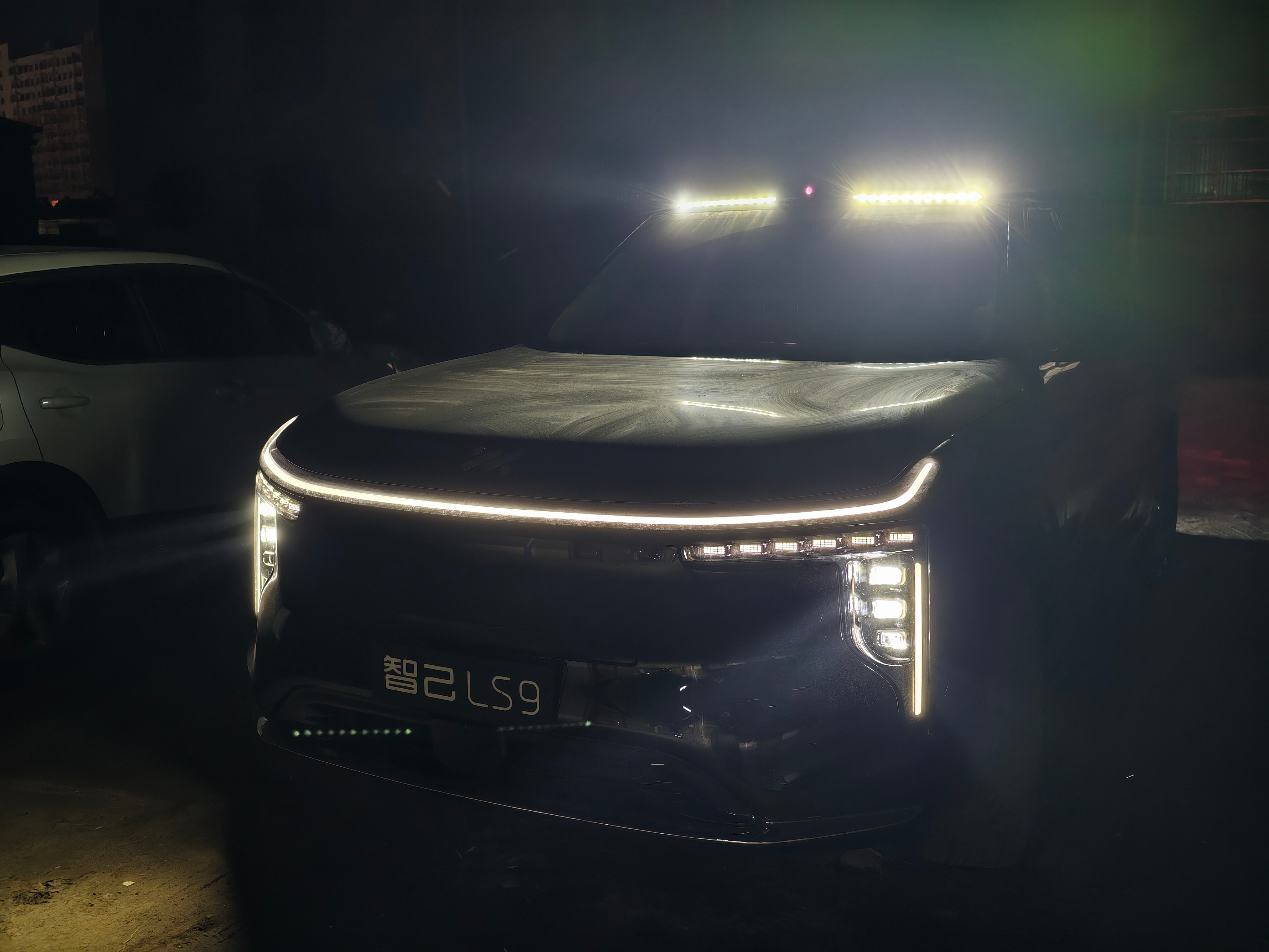 之前有个评论说智己LS9车顶那一排灯行驶途中不能亮？！我实测了首先要明确的是：这