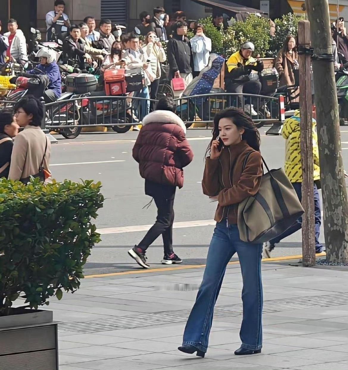 你偶遇一次明星，就知道明星的淡颜多有冲击力了 章若楠真的好漂亮啊 