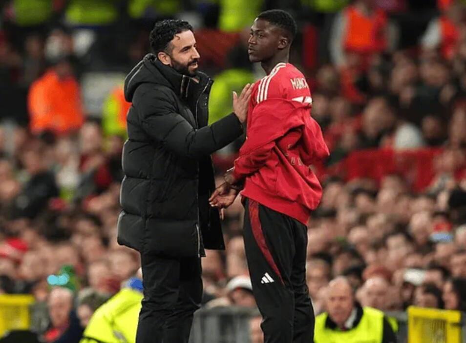 据英格兰媒体《每日邮报》的报道，曼联准备在确认卡塞米罗离队后，重新开启与中场球员