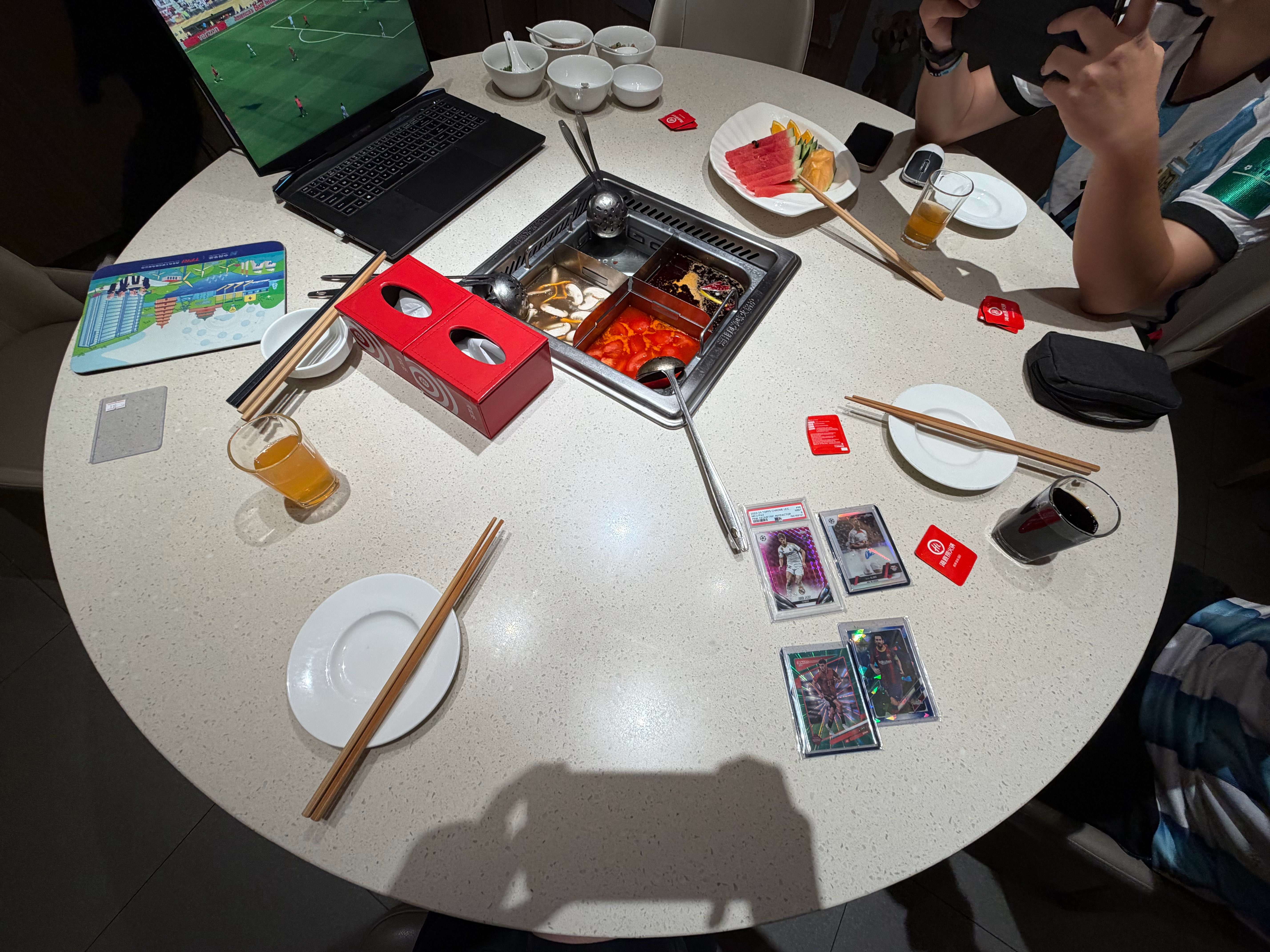 来海底捞边吃边看了，专门点了个清汤锅，给阿根廷加点儿水。 