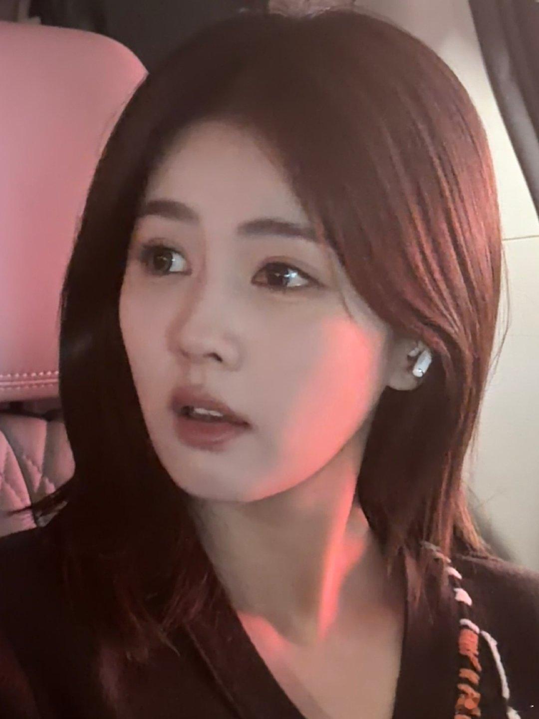 疲惫漂亮的白鹿疲惫的白鹿《亲爱的客栈》录制结束了，看得出来白鹿真的累了 