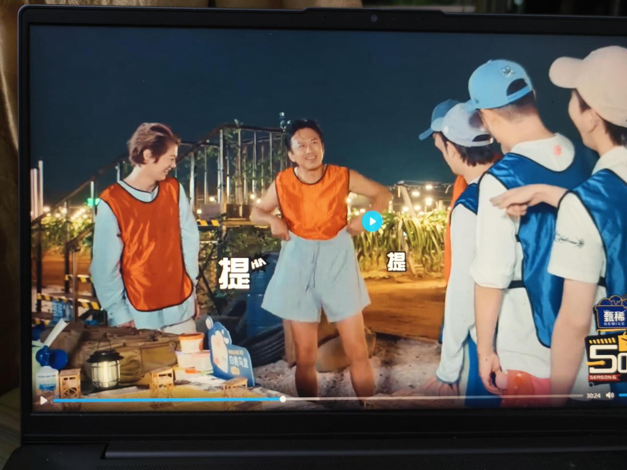有这事，但不是真威胁，是综艺搞笑名场面。
 
事发经过（2026-05，《哈哈哈