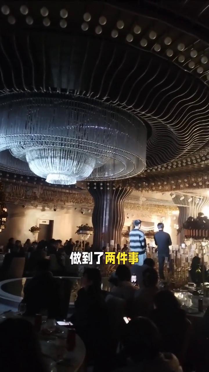 尊敬的先生们，现场的女士们，当主持人再一次来到舞台上，代表婚礼仪式正式开始。能不