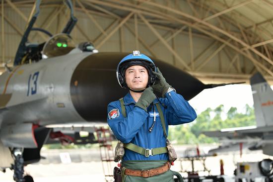 王中元，出生于浦东新区周浦镇，通过空军招飞入伍，现服役于南部战区海军某部。在20