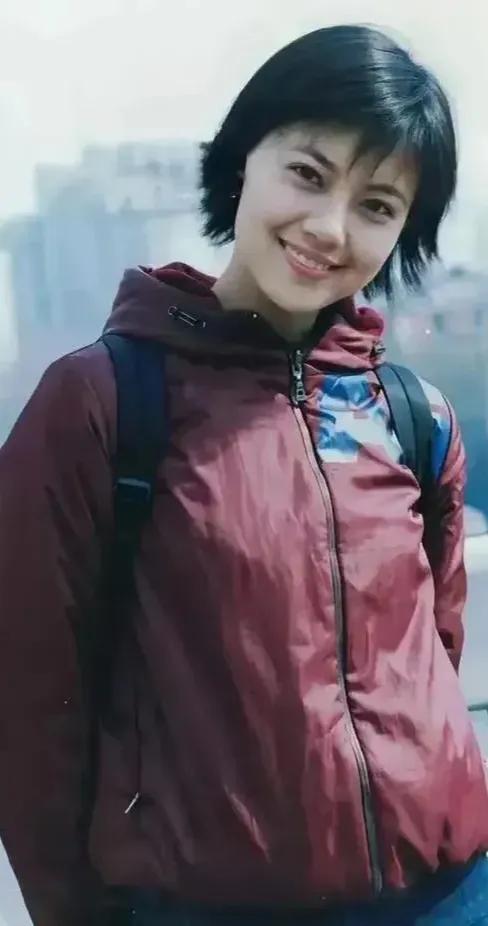 红颜一笑似花开，青春年华映彩霞。#女明星谁最美# #惊艳女神# #高清美女# #