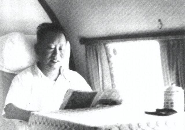 58年毛主席和刘亚楼的会谈不欢而散，刘亚楼连忙求助周总理和罗帅

1958年9月