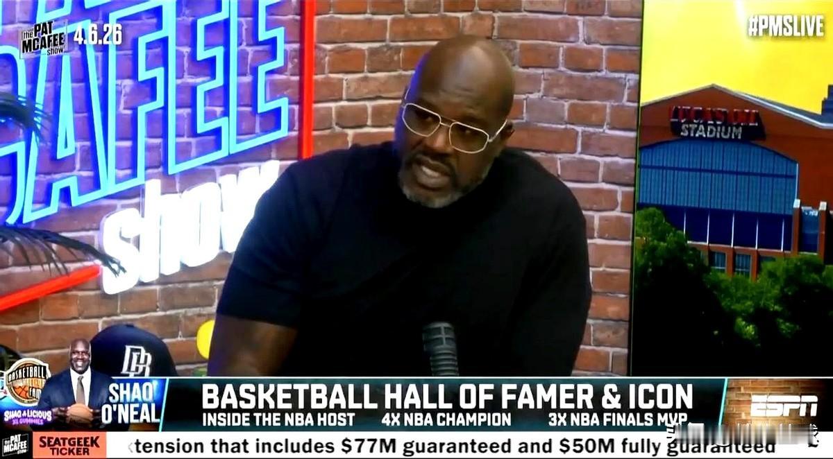 听到奥胖把库里和那三位神仙并列，我心里咯噔一下，又觉得无比熨帖。
是啊，库里没法