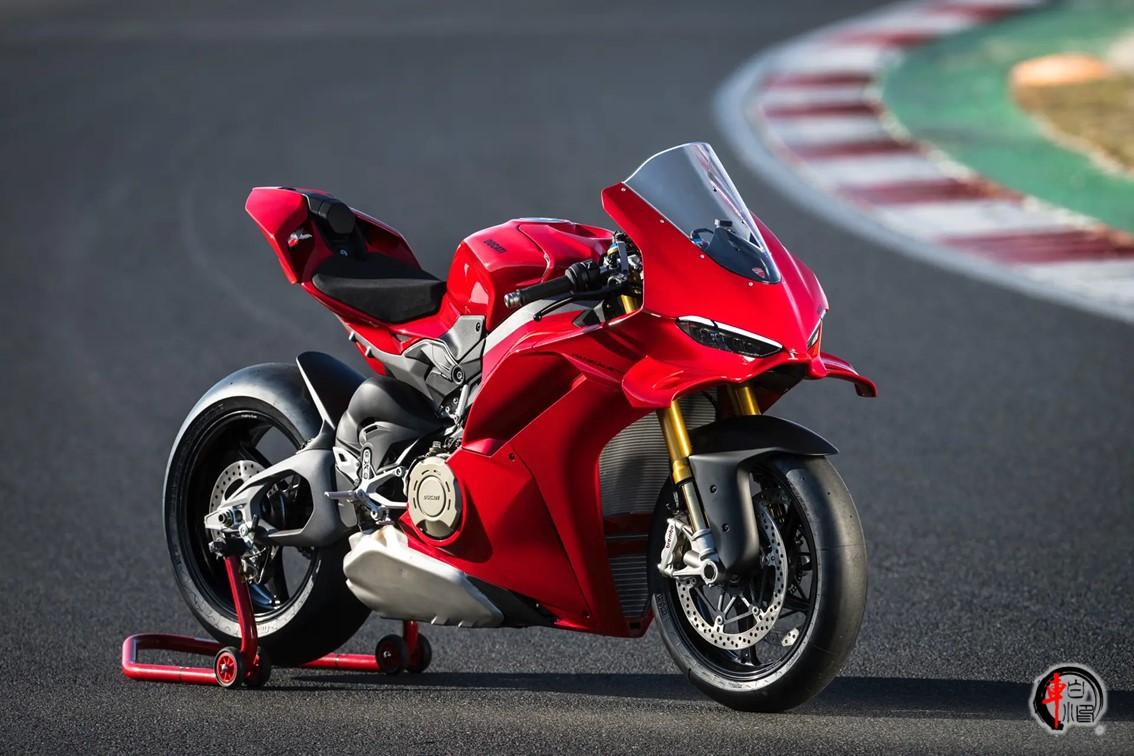 近日，杜卡迪品牌之夜上发布了全新2025款Panigale V4，这款车型在外观