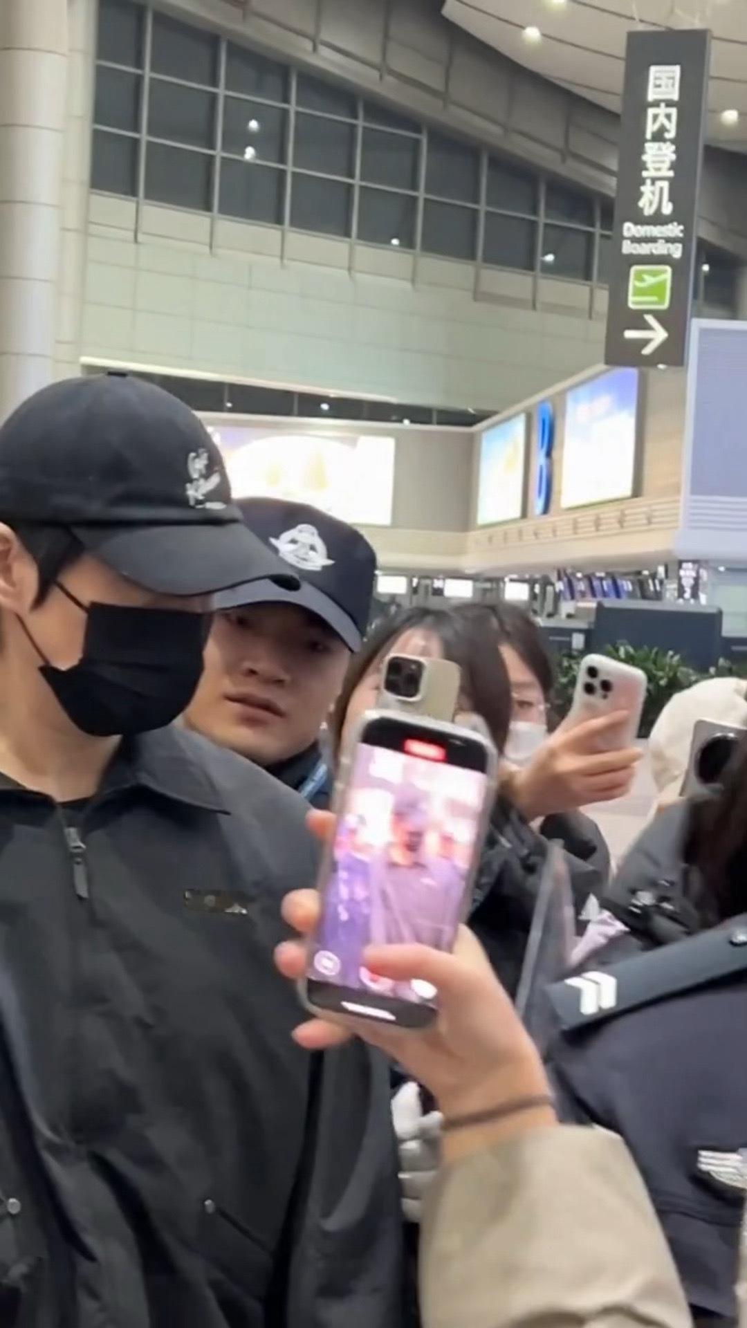 “那是我工作人员～”魏大勋大只但无助，太可爱了