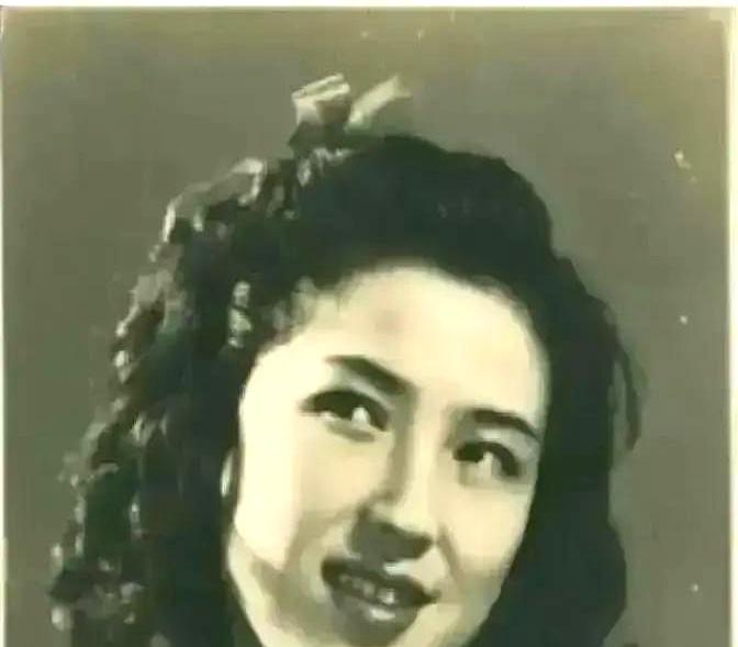 她在外面打牌突然心口一紧，直觉家里要糟；回到家一推门，书房那一幕让人后背发凉。