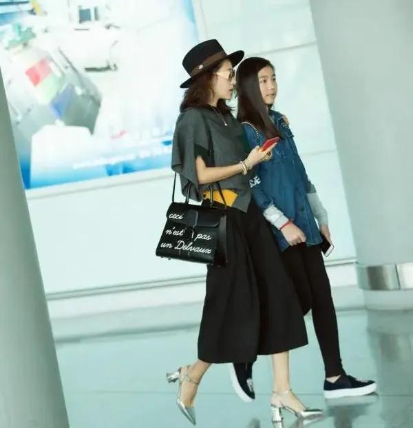汪峰带着大女儿小苹果现身，观看小女儿醒醒的演出，这一幕真的很暖心。姐妹俩从小一起