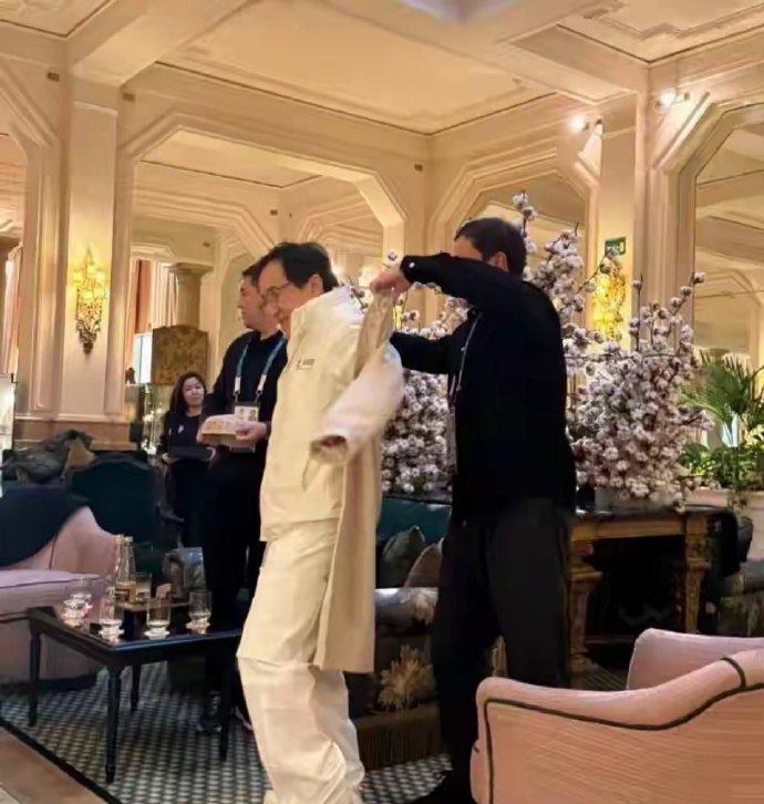 72岁成龙和儿子去意大利旅游，房祖名和张国立的儿子张默一样，都曾经进入娱乐圈。