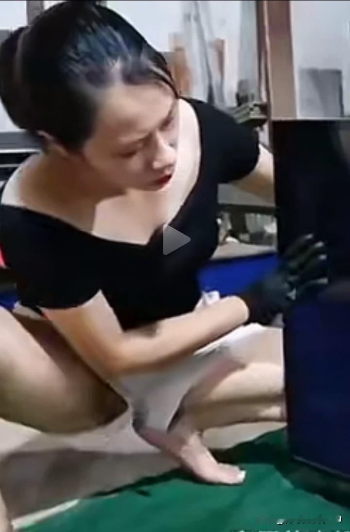 拿人钱财，替人消灾，做家政就得有这觉悟。这位35岁的年轻保姆，为给儿子挣学费、付