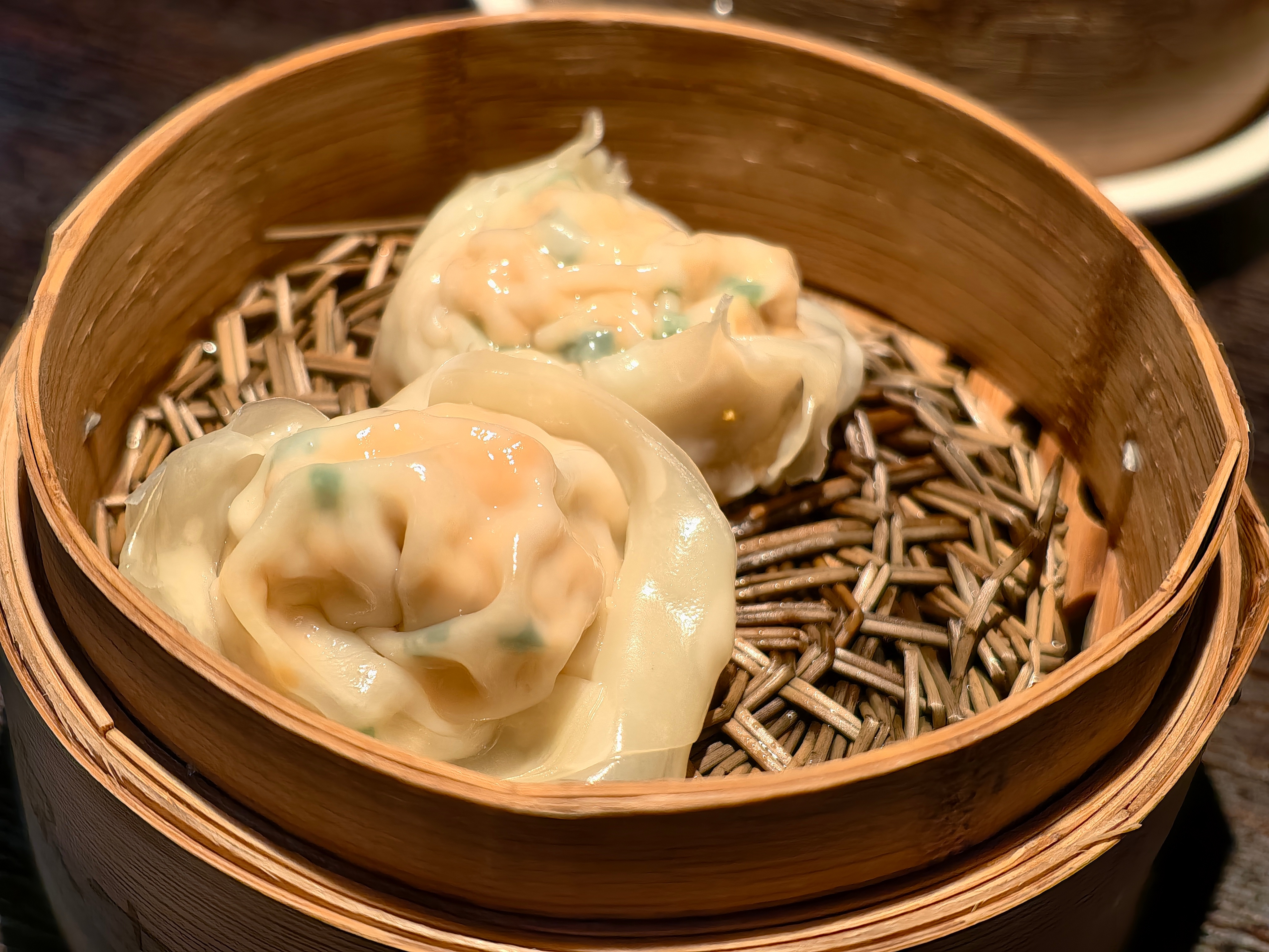 中海大吉巷的“宁家小职”不错。海胆馄饨和墨鱼馄饨都很好吃，鲳鱼特别新鲜。学了一道