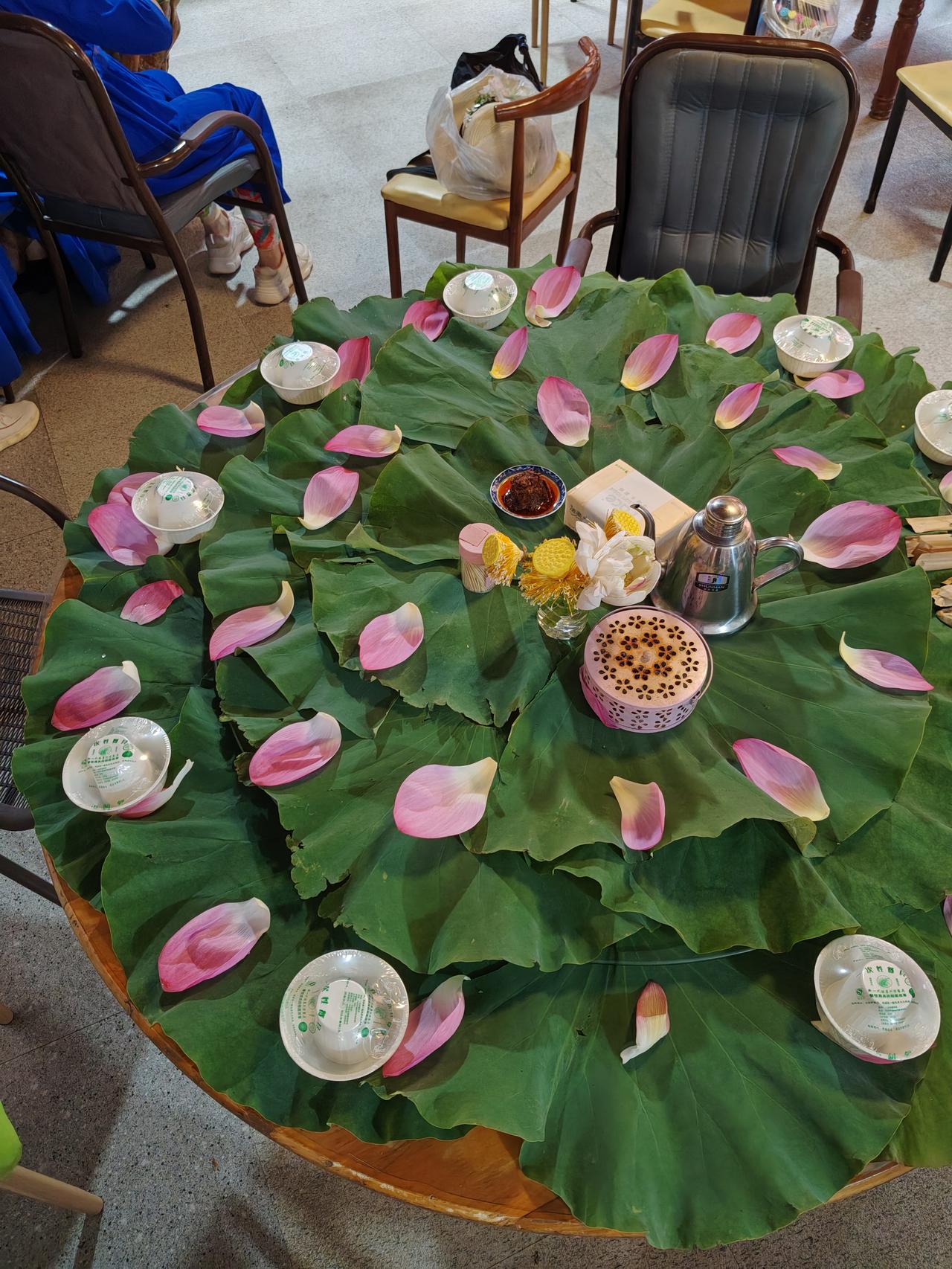 我爱花草，分享一组莲花照片这不是供人欣赏的莲花，而是餐桌上的莲花。