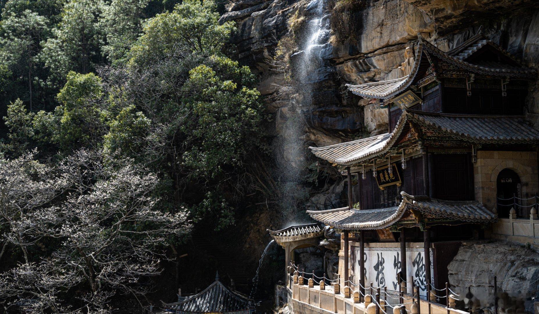 大理剑川，石宝山的宝相寺，有一组山崖上“悬空”的建筑群，山顶的流水从建筑旁倾泻而