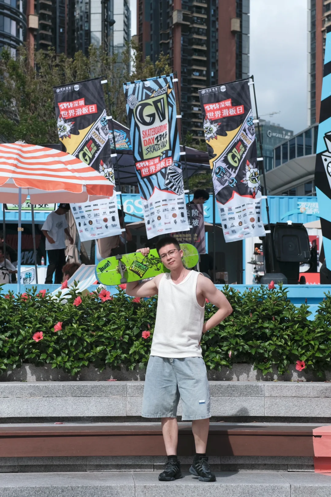 脚踩自由的风，当一天酷酷的滑板男孩！