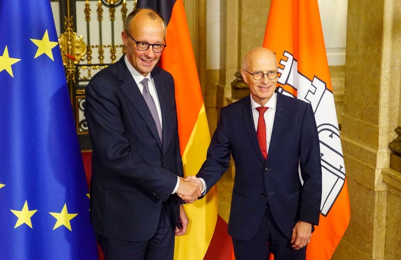 “经济上，汉堡港是德国最重要的港口，”联邦总理默茨在他首访汉堡时强调道。这是他在