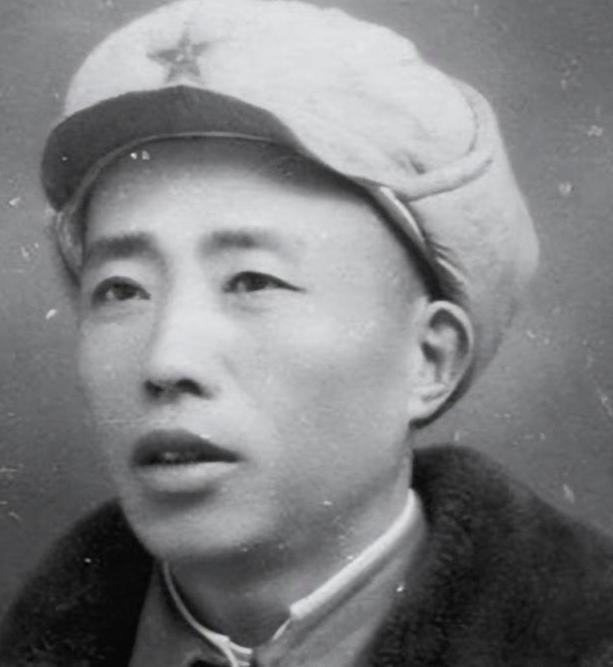 1962年，一位军区司令满怀欣喜地踏上归乡之路，不料还未跨进家门，就被母亲当街扇