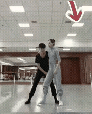 舞蹈室里，男演员一个帅气发力，把女演员抡得像个快乐的陀螺。转完一圈稳稳放下，本以