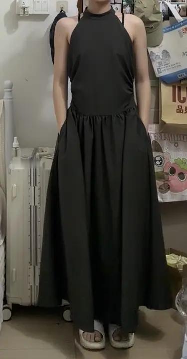 这条裙子要留吗本人24岁 朋友们觉得我穿这条裙子很显老 显得比例也不好 但我个人