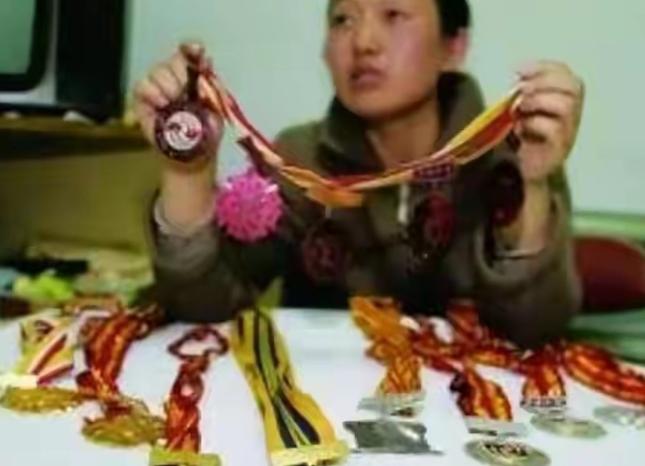 她为国拿下9枚金牌，却被黑心教练下药终身不育，如今终苦尽甘来。
 
邹春兰197