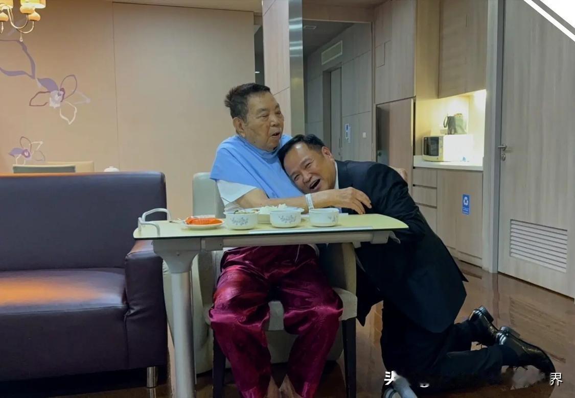泰国托这位新总理阿努廷太孝顺了，当选总理后，第一时间就去医院跪拜父亲。个人认为，