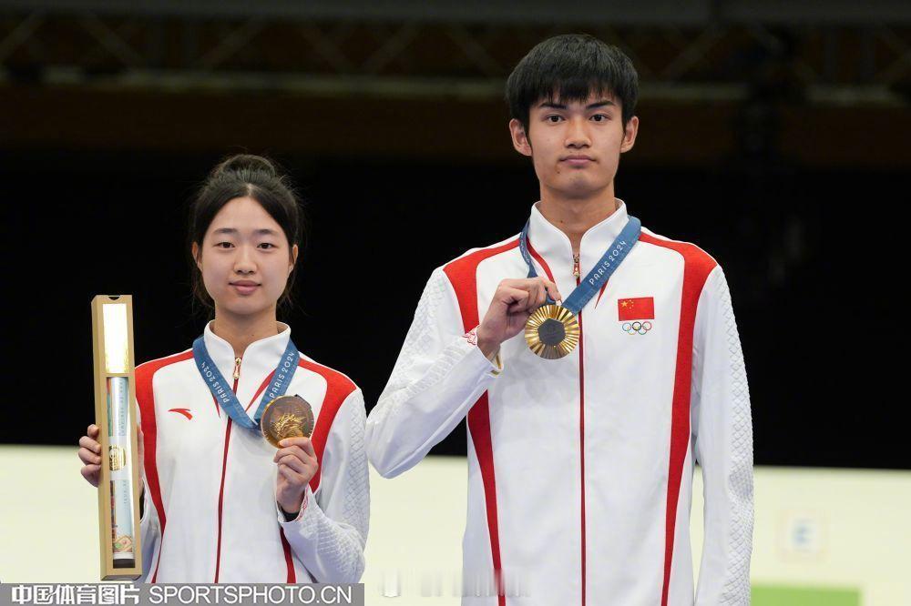 黄雨婷获全国五一劳动奖章 黄雨婷荣获全国五一劳动奖章，她的努力与付出得到了社会的