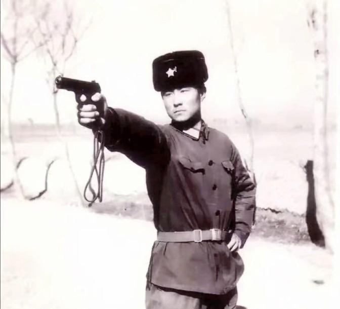 1979年2月，54军160师师长张志信正在带部队上越战前线的路上，突然接到妻子