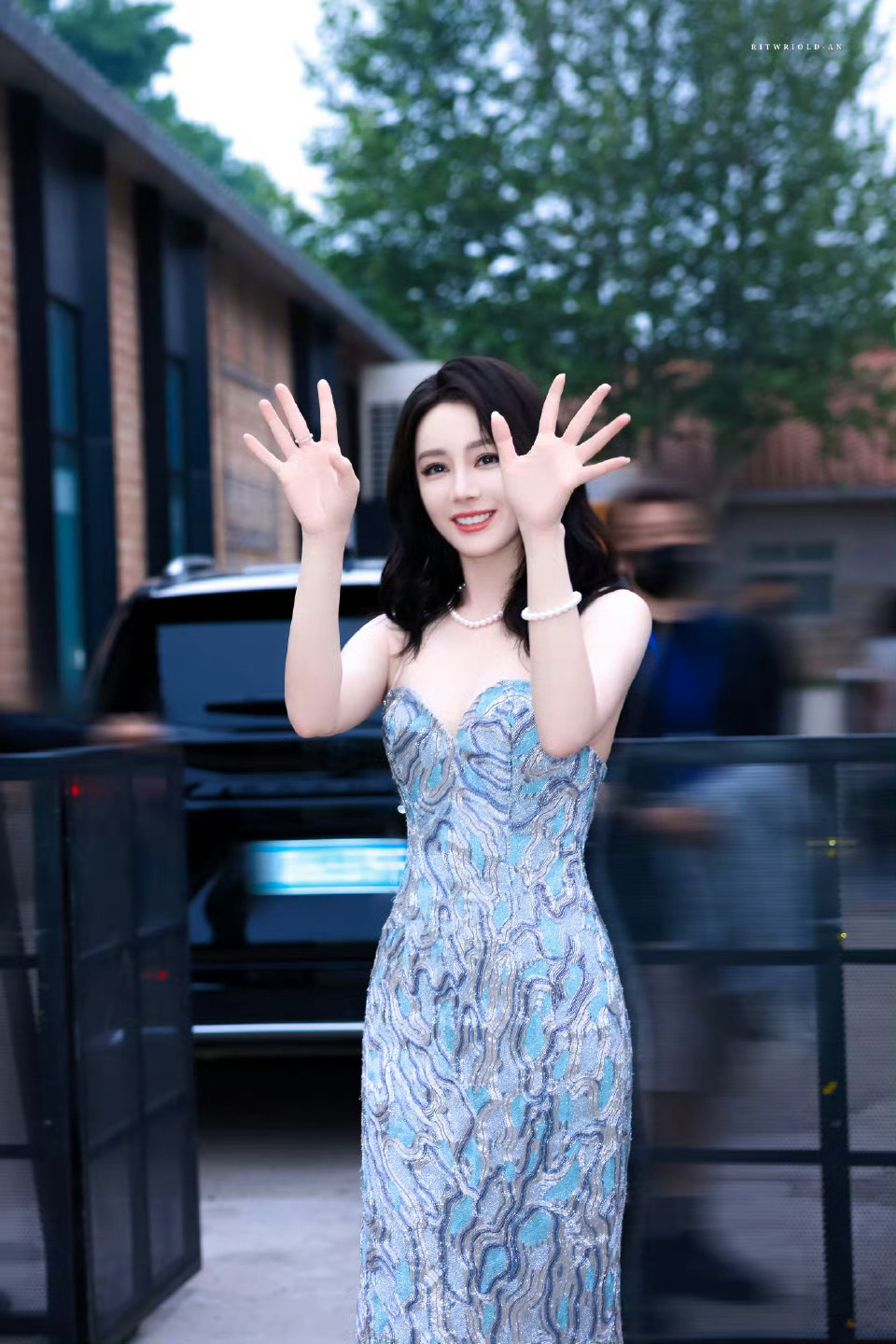 迪丽热巴对镜头wink中迪丽热巴突然对着镜头 wink 也太会了吧姐姐这波心动暴