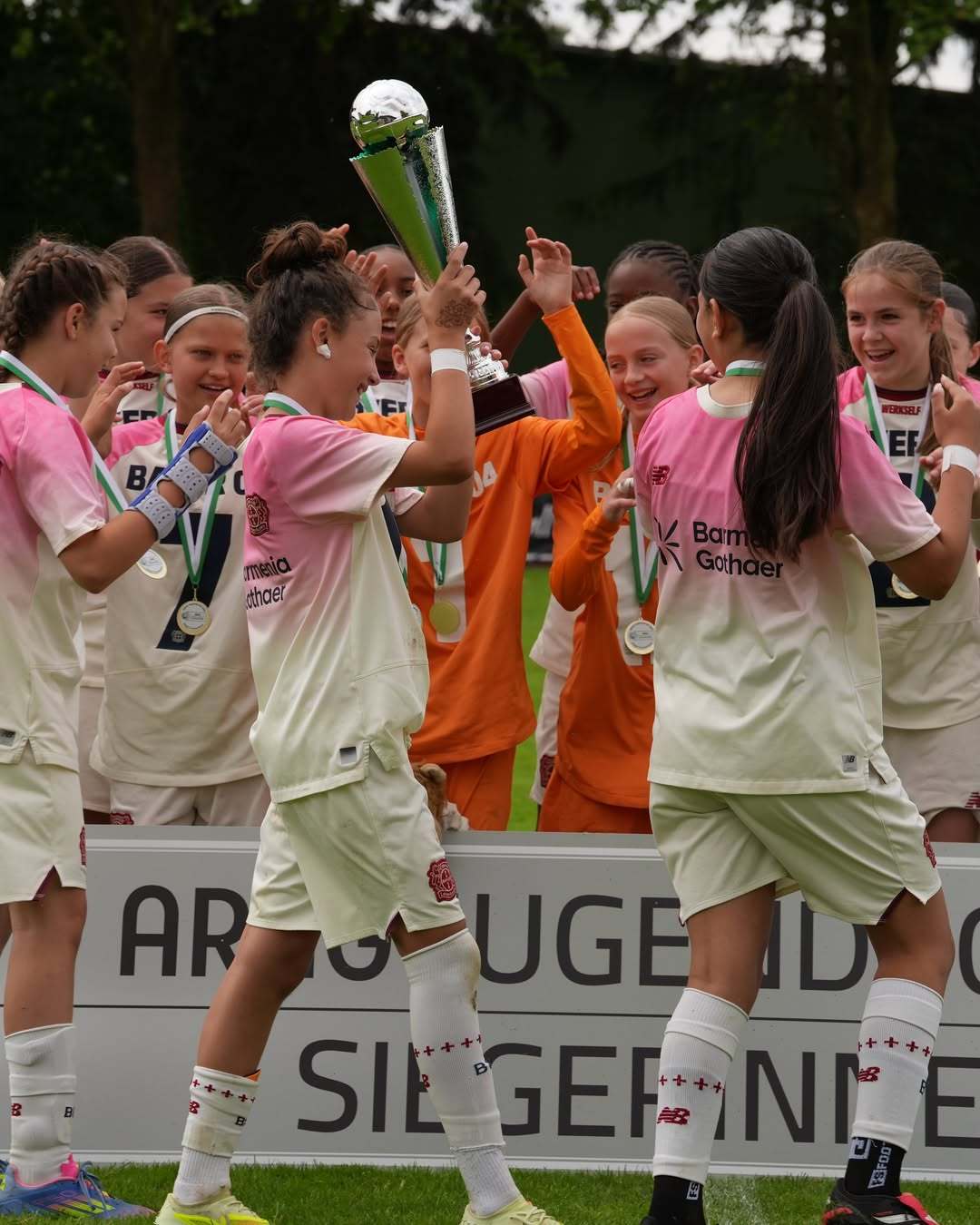 🤯这还是足球比赛的比分吗？！🏆勒沃库森女足U13以17-0战胜对手，夺得了中
