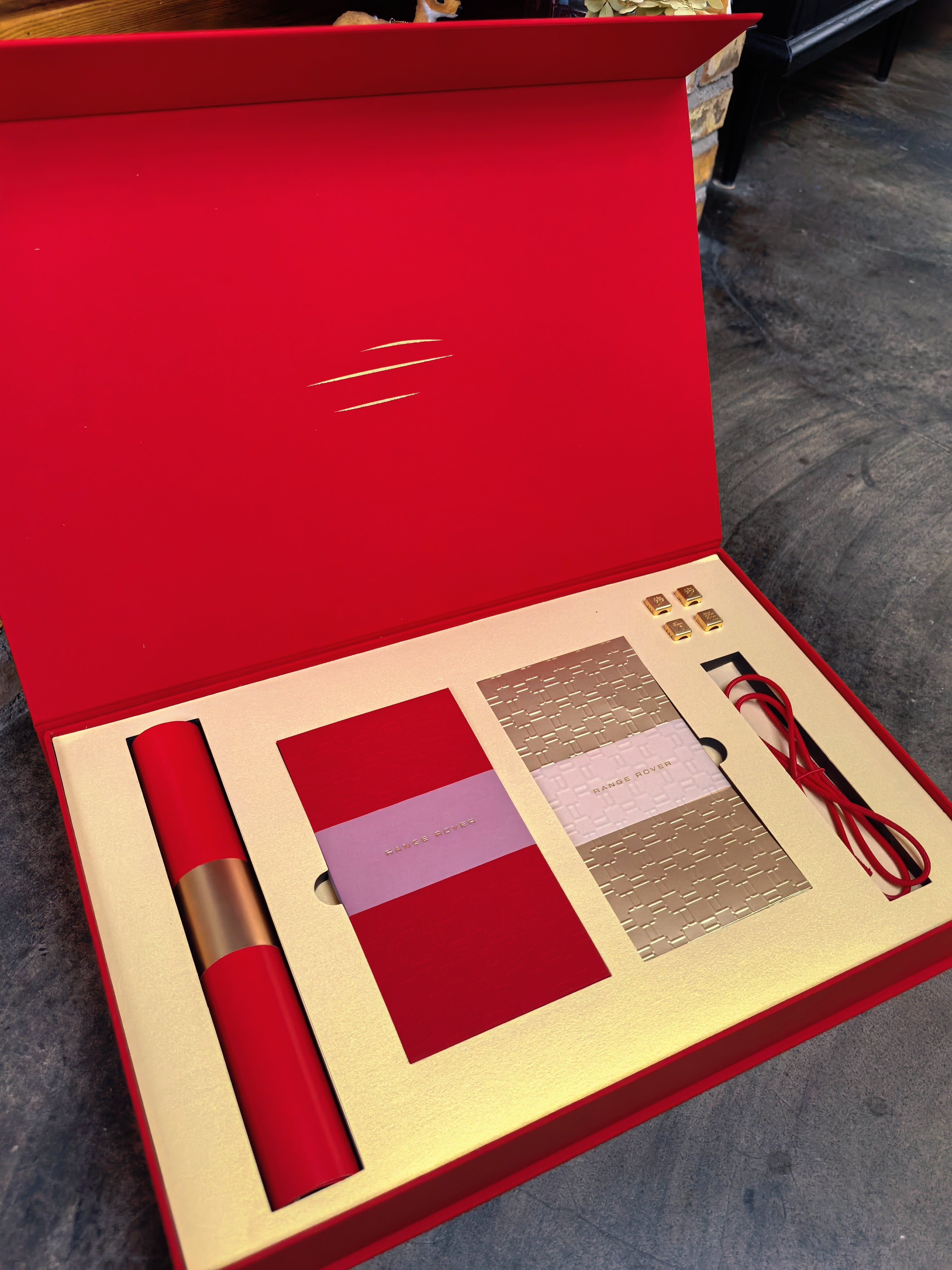 感谢捷豹路虎送来的新春礼盒！ 盒盖上三笔就勾勒出揽胜的线条，非常精妙！揽胜的设计