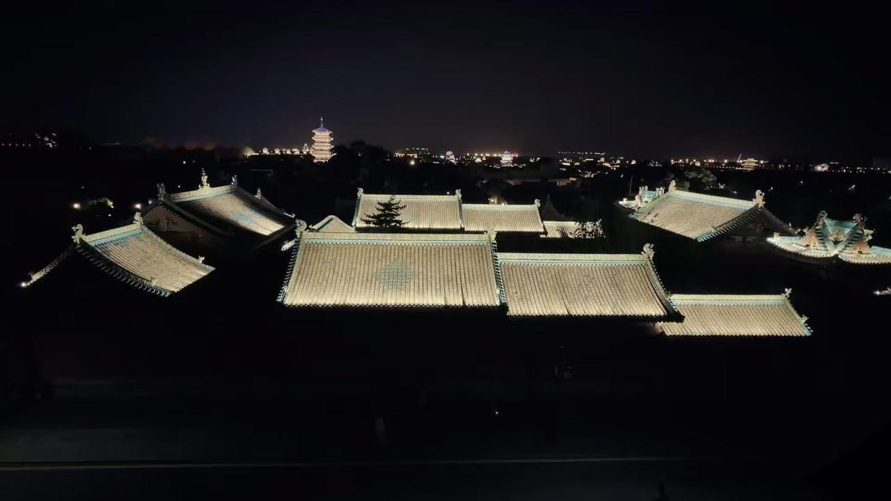 🌙白天的古城属于游客，夜晚的古城才属于生活。烧烤摊的炊烟、小酒馆的歌声、巷子里