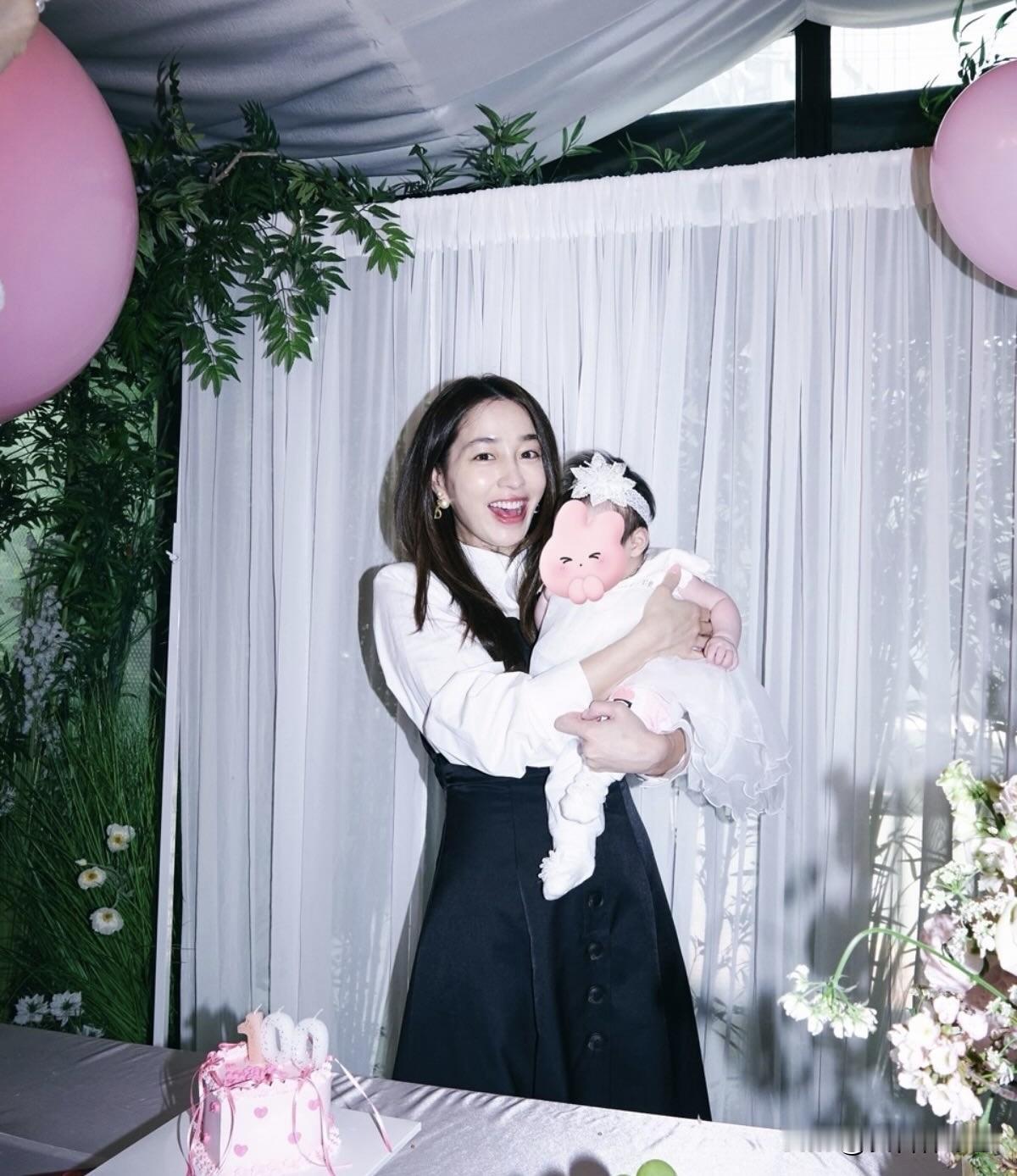 4日，演员李秉宪的妻子李敏贞在自己的Instagram上上传了照片。照片中，李敏