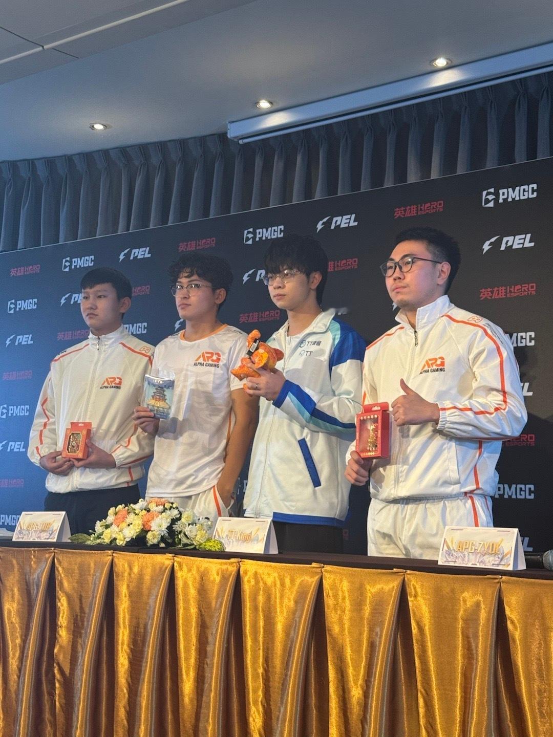 媒体会中华文化传递思婷和King收到两只小象全球总决赛媒体日和平精英职业联赛