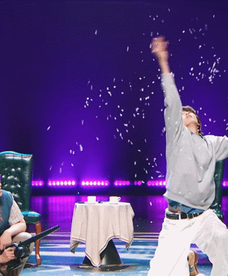 谢娜说贾冰看陈宥维表演有破碎感 谁还没看贾冰看陈宥维表演的表情啊，地铁老人看手机