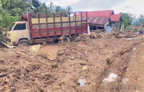 12月4号下午，印尼抗灾署的通报让人揪紧了心——苏门答腊岛连场暴雨引发的洪灾、滑