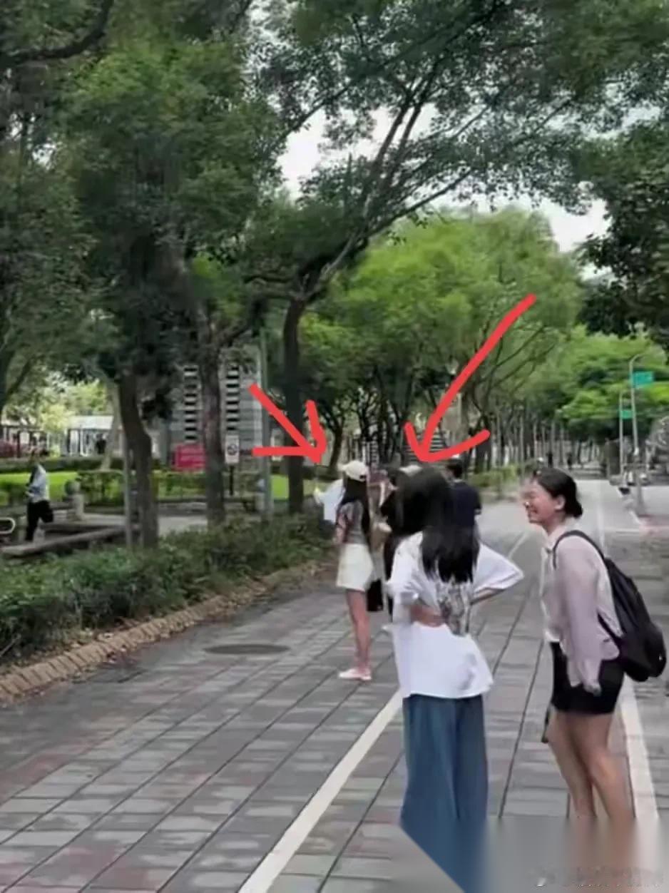 汪小菲被小玥儿打脸后，又自己打自己脸，真该醒醒了。 汪小菲突然取关小玥儿外网账号