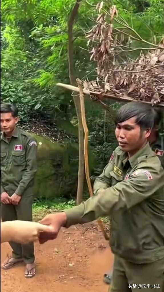 近日，柬埔寨边防军人迎来喜讯，每人领到2000柬埔寨币的薪资。在发放现场，军人们