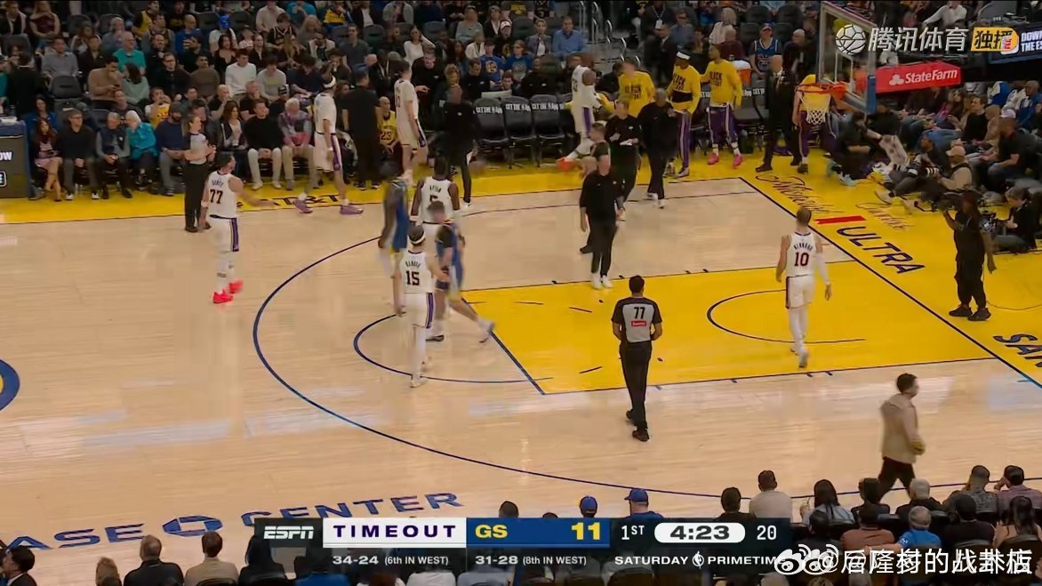 湖人今天外线准啊，23-11领先勇士湖人vs勇士  cr：隆多的战术板 