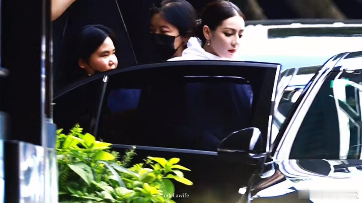 迪丽热巴W盛典大光明盘发造型 被迪丽热巴的大光明盘发造型帅到了！利落又不失柔美，