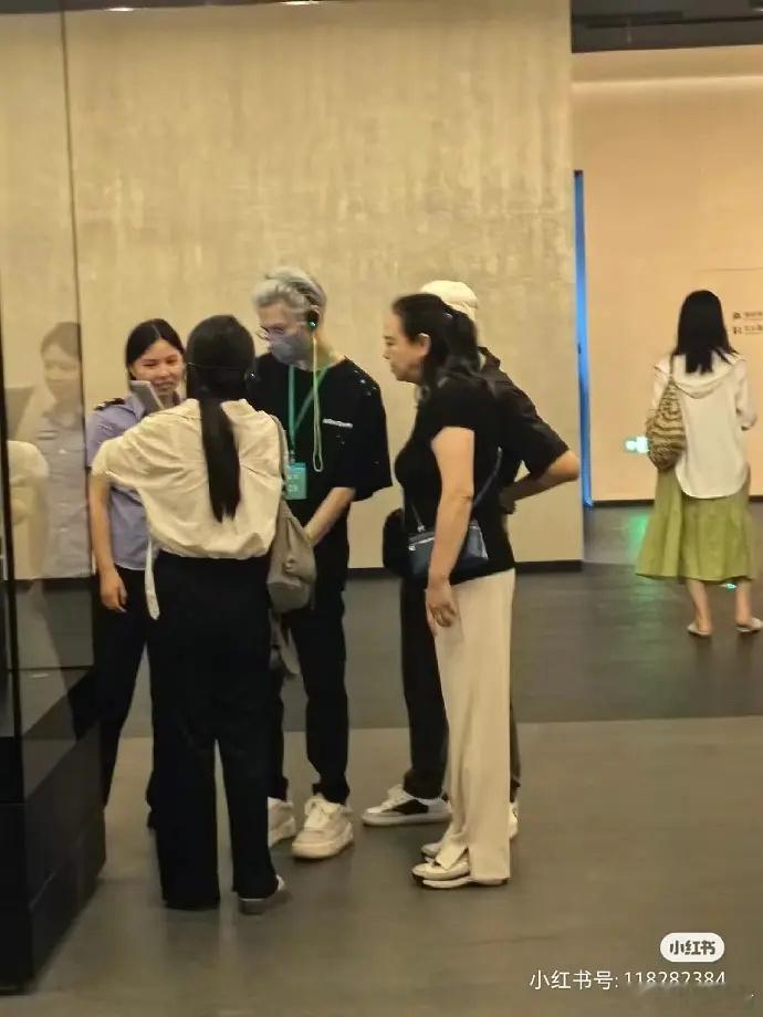 罗云熙开完演唱会，去博物馆被粉丝偶遇了，明明年纪轻轻，可是除了在舞台和电视上，怎