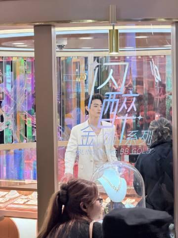 许凯全白look 无论是在哪个时刻，许凯的全白装扮总是能让人眼前一亮。他的每一个