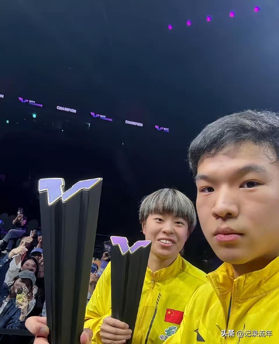 这张图片“说话”了:
同款黄队服，
同款v字奖杯，
以后运气也要同步！
看看伦敦