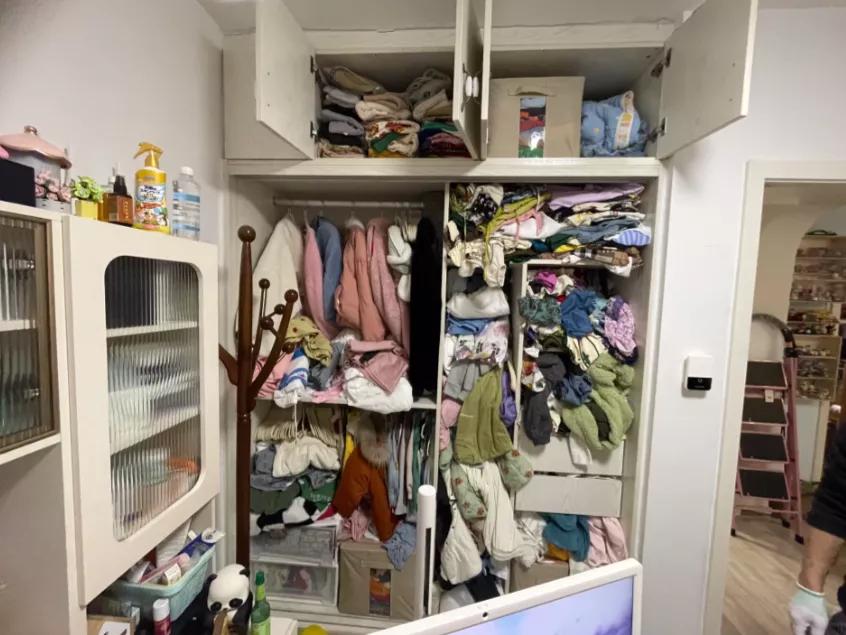 我妈妈舍不得扔的衣服导致我的衣柜要吐了
塞满了整个衣柜
衣架全部闲置了
衣服全部